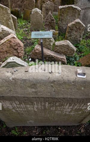 Vieux cimetière juif de Prague. Visiteurs quittent parfois de cailloux ou de prières écrites sur des petits morceaux de papier sur les pierres tombales. Banque D'Images