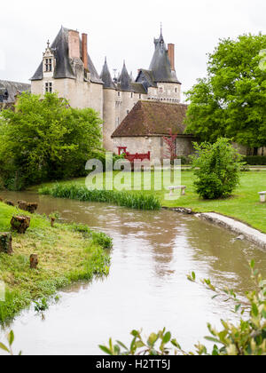 Stream et parc du Château de Fougères-sur-Bièvre. Un flux élevé d'inondation dans un passé est plein de pique-nique gazonnée derrière la maison Banque D'Images