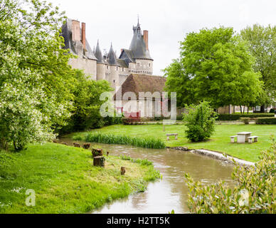 Stream et parc du Château de Fougères-sur-Bièvre. Un flux élevé d'inondation dans un passé est plein de pique-nique gazonnée derrière la maison Banque D'Images