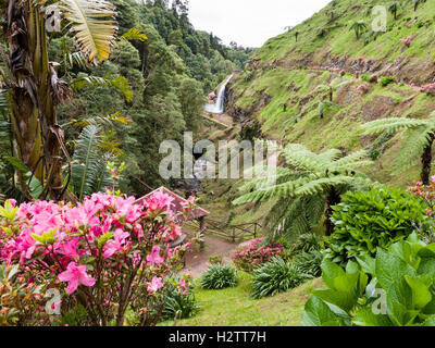 Ribeireo gorge dos Caldeirões et cascade. Situé dans un cadre semi-tropical de la végétation de l'île d'une chute d'hydrocarbures dans l'une profonde Banque D'Images