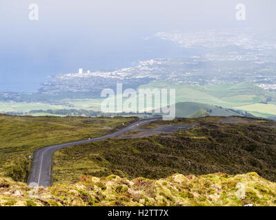 Route de montagne au-dessus de Lagoa dans les Açores. La route de Lagoa do Fogo s'élève bien au-dessus de la plaine côtière et la ville de Lagoa. Banque D'Images