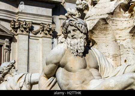 Détail de Fontana dei Quattro Fiumi sur la Piazza Navona à Rome montrant le fleuve-dieu Ganges Banque D'Images