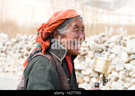 Femme en prière tibétaine, tenant à prières, Jinka, Tibet, Chine Banque D'Images