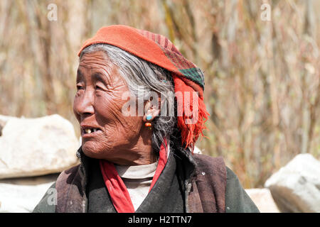 Femme en prière tibétaine, tenant à prières, Jinka, Tibet, Chine Banque D'Images