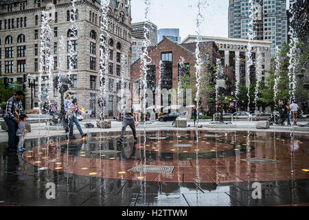 Les jeunes s'amuser dans les anneaux Fontaine, Boston Banque D'Images