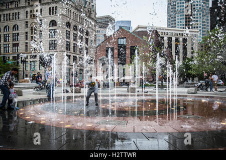 Les jeunes s'amuser dans les anneaux Fontaine, Boston Banque D'Images