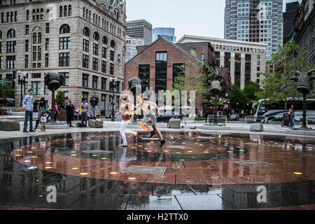 Les jeunes s'amuser dans les anneaux Fontaine, Boston Banque D'Images