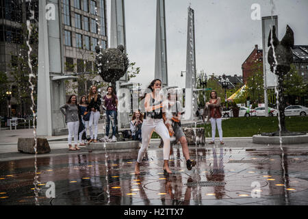 Les jeunes s'amuser dans les anneaux Fontaine, Boston Banque D'Images