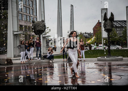 Les jeunes s'amuser dans les anneaux Fontaine, Boston Banque D'Images