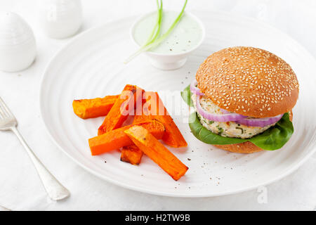 Burger avec la Turquie, les épinards, l'oignon, batat Banque D'Images