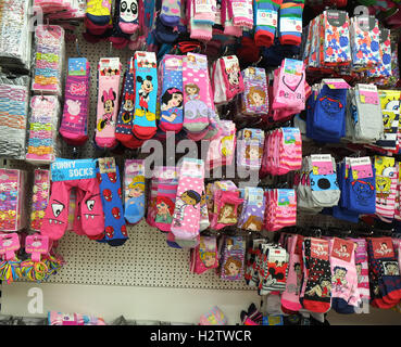 6 janvier 2016, les couleurs de l'image des chaussettes pour enfant dans un magasin Banque D'Images