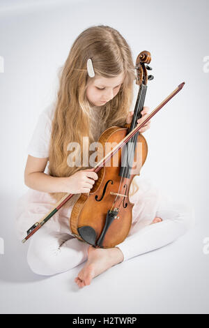 Fille avec une longue chevelure blonde tenant un violon Banque D'Images