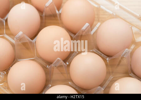 Vue de dessus les oeufs frais dans un emballage plastique Banque D'Images