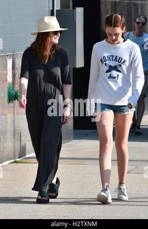 Julianne Moore prend une promenade avec son mari réalisateur Bart Freundlich et leur fille Liv dans SoHo avec : Julianne Moore, Liv où Freundlich : Manhattan, New York, United States Quand : 20 juillet 2016 Banque D'Images