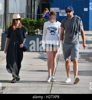 Julianne Moore prend une promenade avec son mari réalisateur Bart Freundlich et leur fille Liv dans SoHo avec : Julianne Moore, Bart Freundlich, Liv où Freundlich : Manhattan, New York, United States Quand : 20 juillet 2016 Banque D'Images