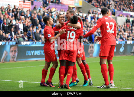 Le centre de Liverpool, Roberto Firmino (deuxième à gauche) célèbre marquant son but premier du côté du jeu avec ses coéquipiers au cours de la Premier League match au Liberty Stadium, Swansea. Banque D'Images