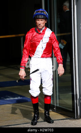 Frankie Dettori quitte la chambre de pesée avant d'équitation éternellement à la victoire dans l'EBF Totepool Reproduction Étalons Gagnants Octobre Enjeux de courses d'Ascot. Banque D'Images