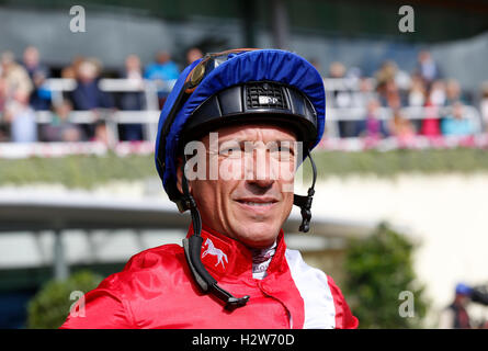 Frankie Dettori quitte la chambre de pesée avant d'équitation éternellement à la victoire dans l'EBF Totepool Reproduction Étalons Gagnants Octobre Enjeux de courses d'Ascot. Banque D'Images