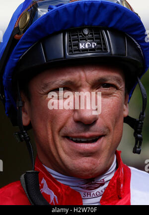 Frankie Dettori quitte la chambre de pesée avant d'équitation éternellement à la victoire dans l'EBF Totepool Reproduction Étalons Gagnants Octobre Enjeux de courses d'Ascot. Banque D'Images