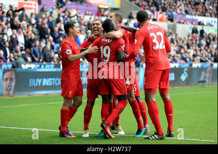 Le centre de Liverpool, Roberto Firmino (deuxième à gauche) célèbre marquant son but premier du côté du jeu avec ses coéquipiers au cours de la Premier League match au Liberty Stadium, Swansea. Banque D'Images