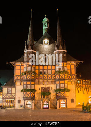 L'hôtel de ville illuminée dans le centre de wernigerode by night, c'est à colombages de style de construction Banque D'Images