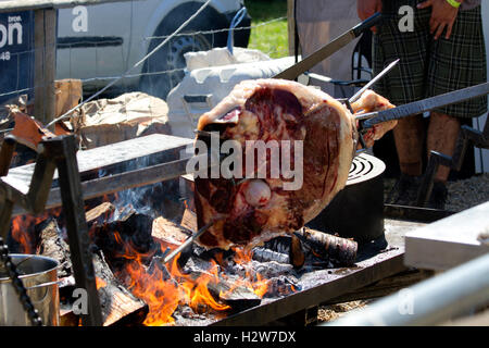 Rôti de boeuf au feu de bois Banque D'Images