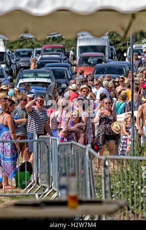 Les personnes qui arrivent au Jimmy's Farm, Ipswich, Suffolk, UK pour la saucisse et la bière annuelle fête de la musique, 2016 Banque D'Images