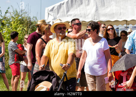 Les personnes qui arrivent au Jimmy's Farm, Ipswich, Suffolk, UK pour la saucisse et la bière annuelle fête de la musique, 2016 Banque D'Images