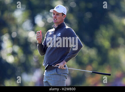 Europe's Justin Rose sur le 8e green pendant la journée sur deux quatuors de la 41e Ryder Cup à Hazeltine National Golf Club à Chaska, Minnesota, USA. Banque D'Images