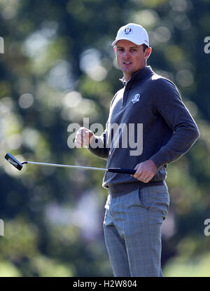 Europe's Justin Rose sur le 8e green pendant la journée sur deux quatuors de la 41e Ryder Cup à Hazeltine National Golf Club à Chaska, Minnesota, USA. Banque D'Images