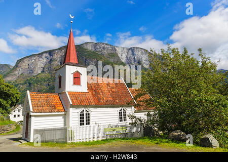 Église Undredal, la Norvège. Construit au 12ème siècle, c'est le plus petit en Norvège. Banque D'Images