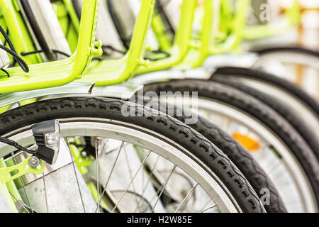 Location de vélos dans le centre de Budapest, Hongrie. Vélos urbains. de vie moderne thème. Banque D'Images