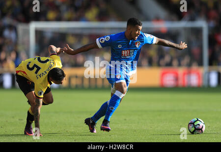 AFC Bournemouth Joshua King (à droite) s'échappe de la Watford Jose Holebas au cours de la Premier League match à Vicarage Road, Watford. Banque D'Images