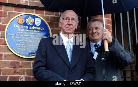 Sir Bobby Charlton, dévoile un hommage à Duncan Edwards au Priory Park, Dudley. Banque D'Images