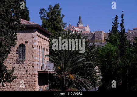 Vue sur un quartier Yemin Moshe historique créé en 1892-1894 au cours de la domination ottomane la Palestine sur une pente en face de la ville de l'ouest murs de Jérusalem par le banquier juif britannique et philanthrope Moïse Montefiore. Israël Banque D'Images