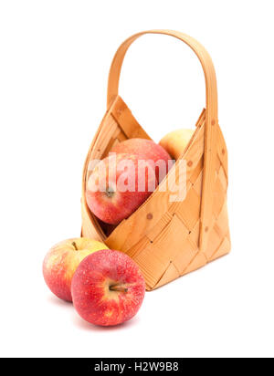 Pommes rouges dans le panier en écorce de bouleau isolé sur blanc, l'accent sur apple avant Banque D'Images