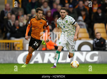 La ville de Norwich Robbie Brady (droite) et Wolverhampton Wanderers' Joao Teixeira bataille pour le ballon pendant le match de championnat Sky Bet à Molineux, Wolverhampton. Banque D'Images