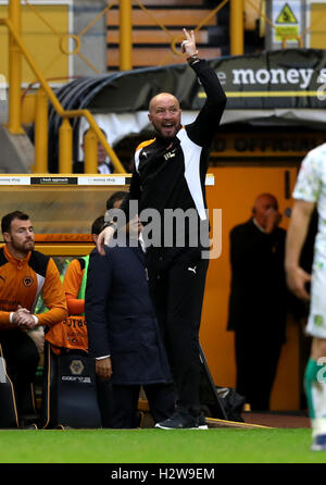 Wolverhampton Wanderers manager Walter Zenga des gestes sur la ligne de touche pendant le match de championnat Sky Bet à Molineux, Wolverhampton. Banque D'Images