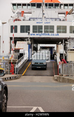 19 septembre 2016, à l'île de Wight à Yarmouth Ferry Lymington sur route, ONU-chargement des véhicules, voitures, minibus, cars et 4x4 Banque D'Images