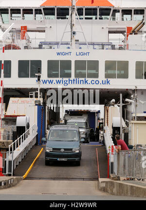 19 septembre 2016, à l'île de Wight à Yarmouth Ferry Lymington sur route, ONU-chargement des véhicules, voitures, minibus, cars et 4x4 Banque D'Images