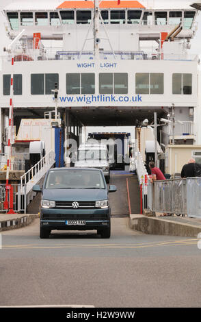 19 septembre 2016, à l'île de Wight à Yarmouth Ferry Lymington sur route, ONU-chargement des véhicules, voitures, minibus, cars et 4x4 Banque D'Images