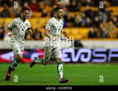 La ville de Norwich Robbie Brady célèbre marquant son deuxième but de côtés du jeu pendant le match de championnat Sky Bet à Molineux, Wolverhampton. Banque D'Images