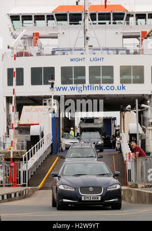 19 septembre 2016, à l'île de Wight à Yarmouth Ferry Lymington sur route, ONU-chargement des véhicules, voitures, minibus, cars et 4x4 Banque D'Images