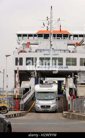 19 septembre 2016, à l'île de Wight à Yarmouth Ferry Lymington sur route, ONU-chargement des véhicules, voitures, minibus, cars et 4x4 Banque D'Images