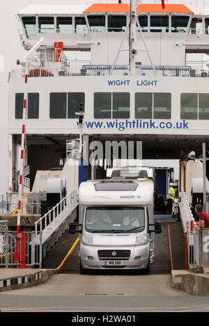 19 septembre 2016, à l'île de Wight à Yarmouth Ferry Lymington sur route, ONU-chargement des véhicules, voitures, minibus, cars et 4x4 Banque D'Images