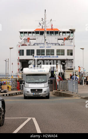 19 septembre 2016, à l'île de Wight à Yarmouth Ferry Lymington sur route, ONU-chargement des véhicules, voitures, minibus, cars et 4x4 Banque D'Images