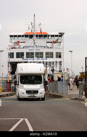 19 septembre 2016, à l'île de Wight à Yarmouth Ferry Lymington sur route, ONU-chargement des véhicules, voitures, minibus, cars et 4x4 Banque D'Images