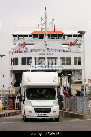 19 septembre 2016, à l'île de Wight à Yarmouth Ferry Lymington sur route, ONU-chargement des véhicules, voitures, minibus, cars et 4x4 Banque D'Images