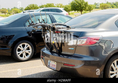 Un porte-vélo Saris attaché à l'arrière d'une voiture dans un parking. Oklahoma City, Oklahoma, USA. Banque D'Images