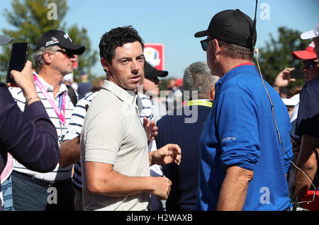 L'Europe après avoir parlé avec Rory McIlroy spectateur dans la foule pendant la Fourballs le deuxième jour de la 41e Ryder Cup à Hazeltine National Golf Club à Chaska, Minnesota, USA. Banque D'Images